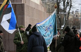 ФОТО и ВИДЕО читателя Delfi: В Риге на шествии легионеров были люди и с эстонскими флагами
