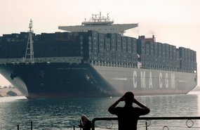FOTOD: Maailma suurim konteinerlaev saabus Hiina kingilastiga Suurbritanniasse