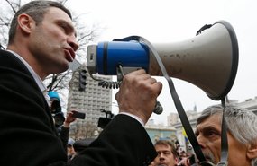 ВИДЕО: В Харькове на митинге в поддержку евроинтеграции Кличко забросали куриными яйцами